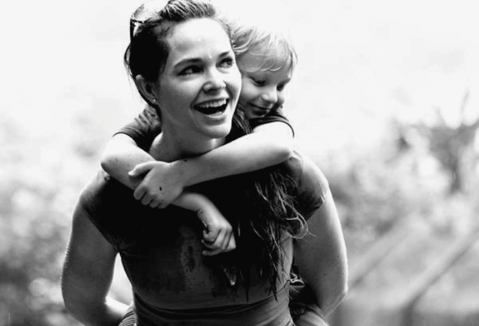 Ξέρω πως σε κουράζω όταν σου λέω συνεχώς σ' αγαπώ, αλλά μόνο έτσι θα μάθεις ότι αξίζεις