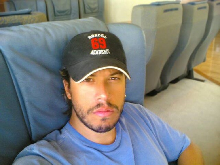 Ο Χάρης Βαρθακούρης απαντά σε 15 ερωτήσεις για μεγάλα παιδιά