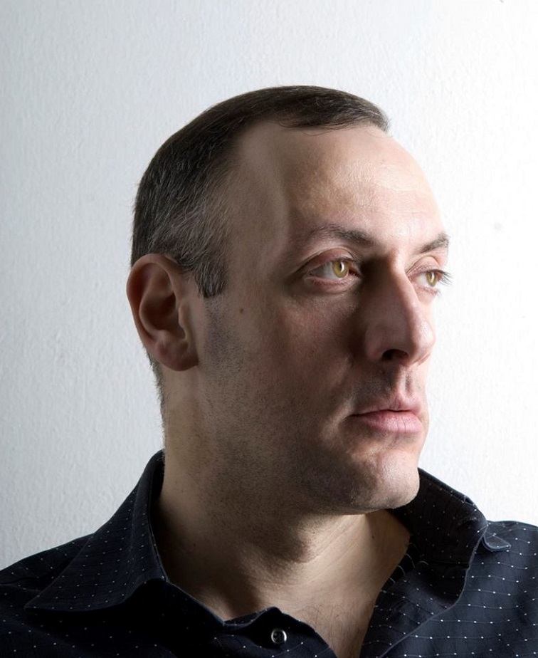 Ο Αντώνης Τσιπιανίτης απαντά σε 15 ερωτήσεις για μεγάλα παιδιά