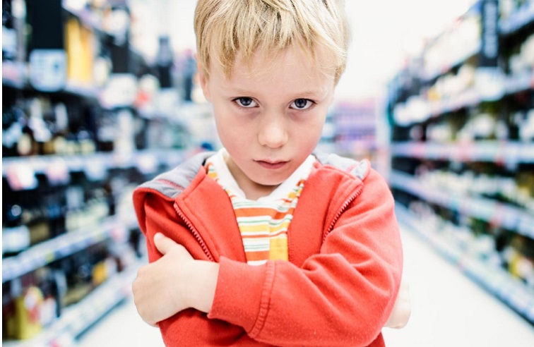 Εσύ, με το παιδί που σέρνεται κλαίγοντας στο πάτωμα. Ξέρω πώς νιώθεις