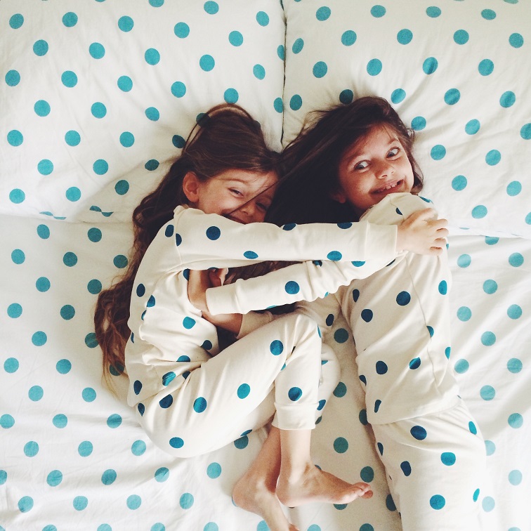 Sleepover: Γιατί «επιβάλλεται» να αφήνεις τα παιδιά να κοιμούνται σε φίλους τους