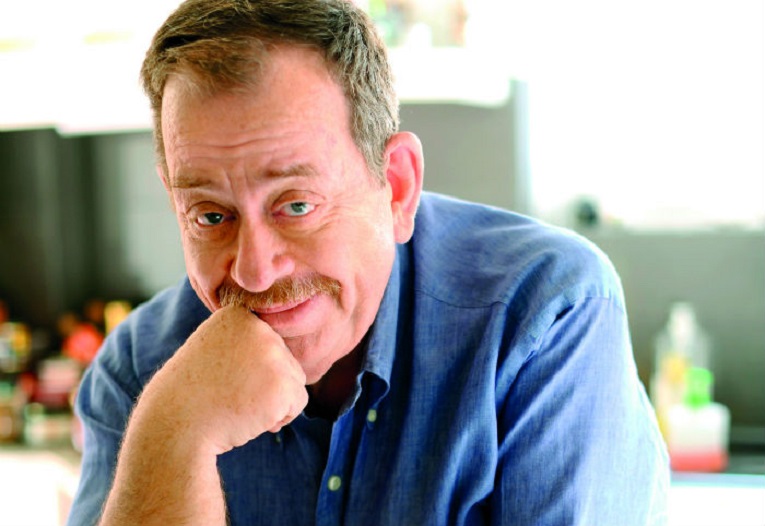 Ο Ηλίας Μαμαλάκης απαντά σε 15 ερωτήσεις για μεγάλα παιδιά