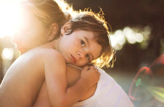 Για τα παιδιά οι γονείς είναι θεοί - γι' αυτό προσοχή, δεν είστε μόνοι πια στο σπίτι