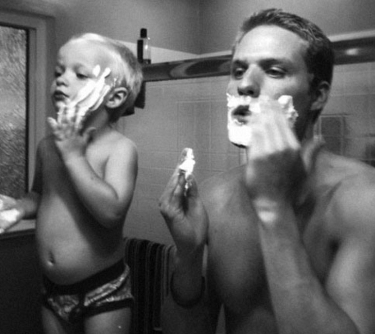 Tα παιδιά μας κατανοούν ως «φυσιολογικό» ό,τι βλέπουν τους γονείς τους να κάνουν