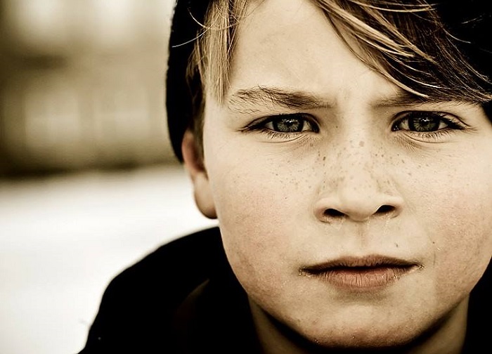 Όταν τρέμω για το μισθό μου, πώς  θα μάθω το παιδί μου να μην σκύβει το κεφάλι;