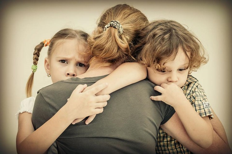 Αν γίνεις γονιός στην Ελλάδα, πρέπει να κόψεις το λαιμό σου