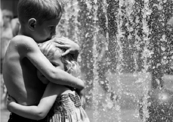 Παιδί μου, όταν αγαπάς, να το λες. Κι ας τρέμεις μέσα σου.