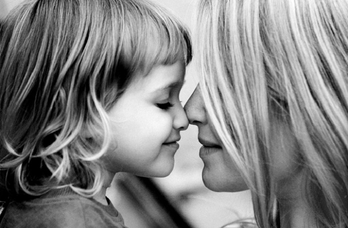 Μάνα σημαίνει να σε βάζει τιμωρία και την ίδια στιγμή να σε ρωτά αν έφαγες