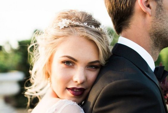 Δεν θες η κόρη σου να κάνει θρησκευτικά, αλλά την ονειρεύεσαι νυφούλα σε ξωκλήσι