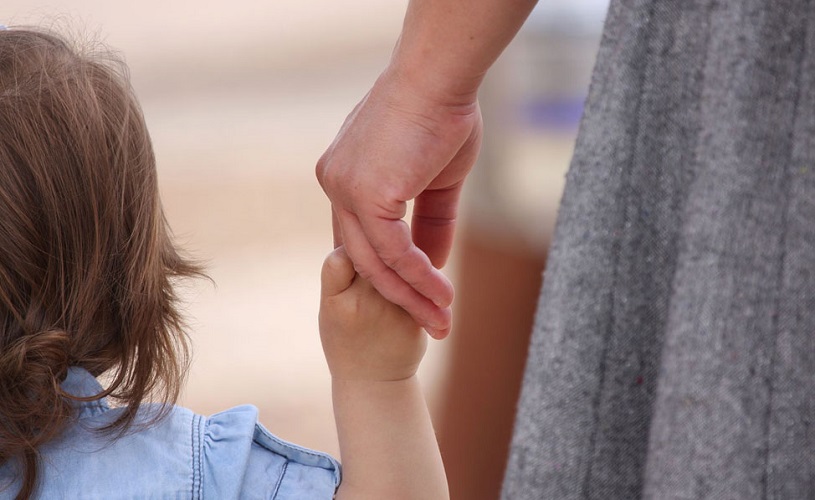 Μάνα σημαίνει να τρέμεις το εμβόλιο - κι ας μην το κάνεις εσύ