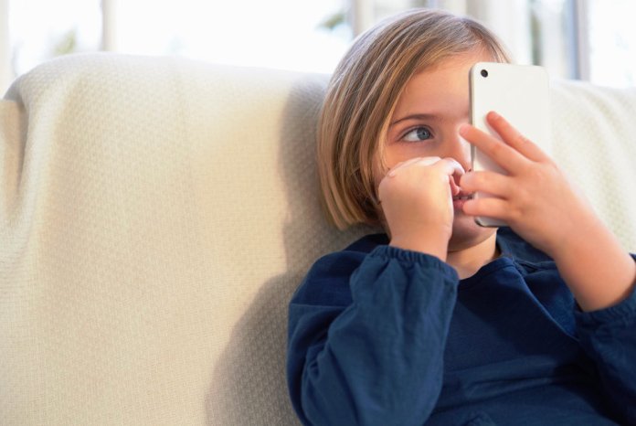 Κάνουμε δώρο στα παιδιά κινητά και μετά παραπονιόμαστε ότι δεν παίζουν