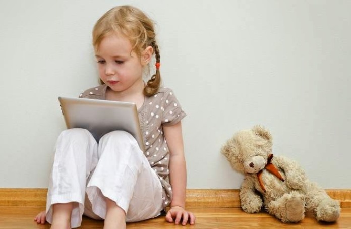 Ανησυχώ όταν βλέπω παιδιά πάνω από μια οθόνη. Ο κόσμος δε χωράει σε ίντσες