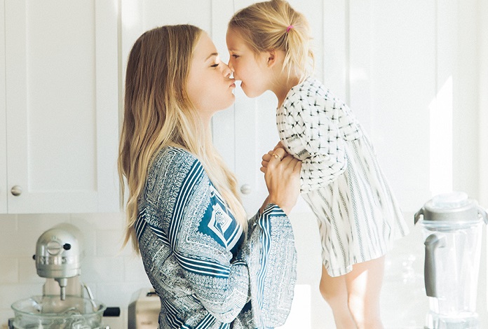 Είμαι από τις μαμάδες που χαϊδεύουν τα παιδιά τους, αλλά όχι τα αυτιά των παιδιών τους