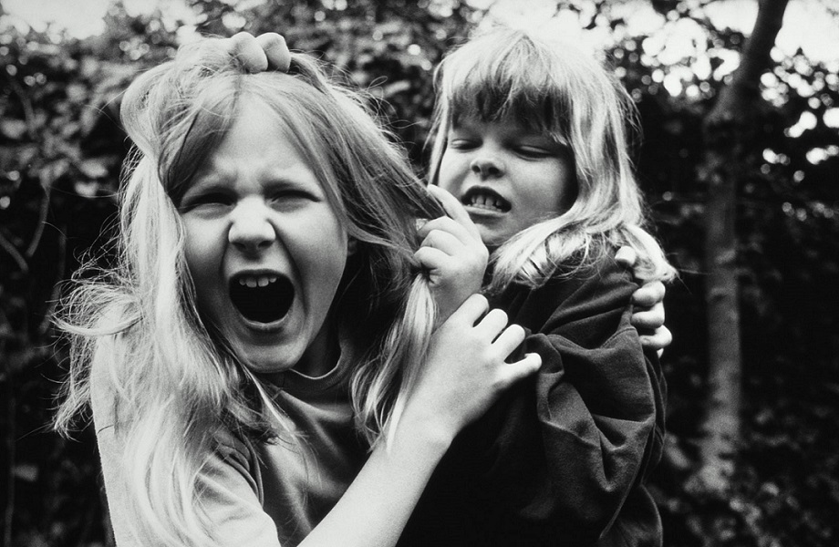 Μεγαλύτερα αδέρφια: τί τραβάνε απ' τα μικρότερα - αλλά μετά από χρόνια γελάνε μ' αυτά