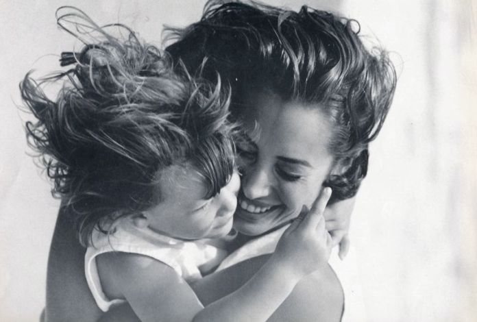 Μητέρα θα πει να είσαι ολόκληρος πλανήτης πριν και μετά ταπεινός δορυφόρος