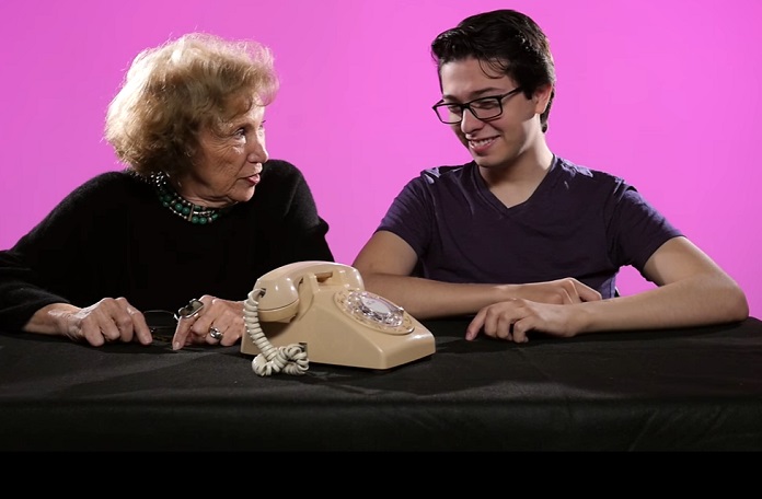 Γιαγιά τι είναι πικάπ; - Παππούδες δείχνουν στα εγγόνια τους παλιές τεχνολογίες