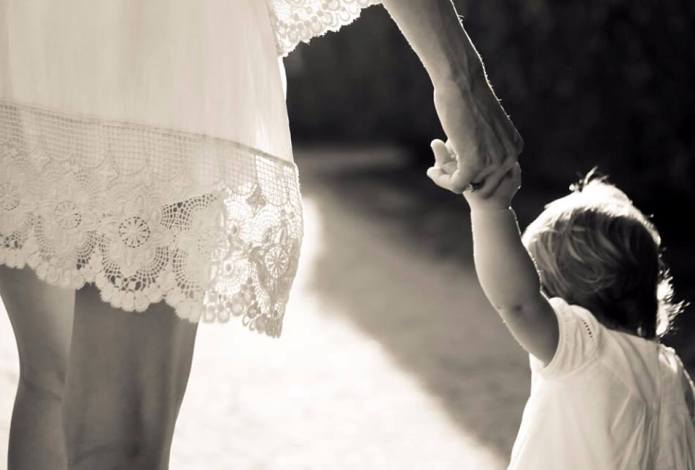 Στην Ελλάδα το να περπατήσεις με το παιδί σου στο δρόμο είναι άθλος