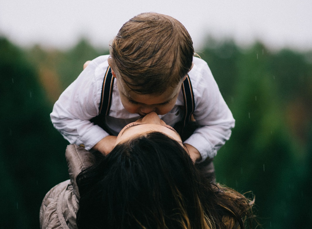 Η ευτυχία ενός παιδιού είναι ένα άδικο φορτίο για έναν γονιό