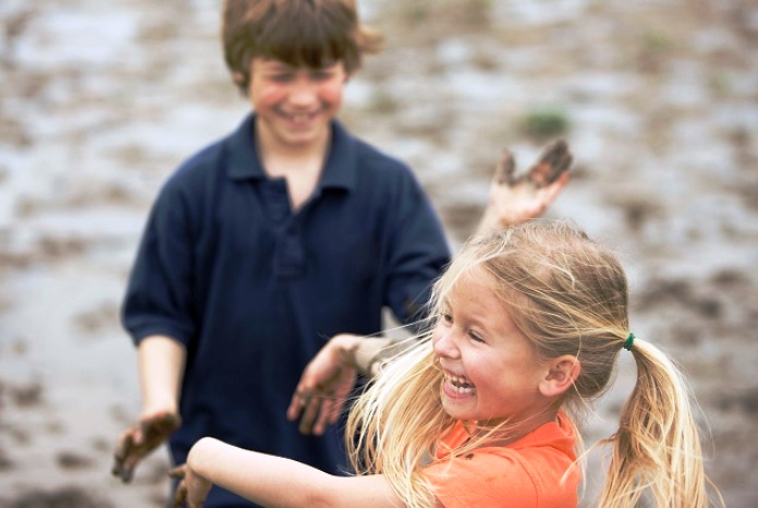 Τα παιδιά παίζουν αγωνίσματα survivor στα πάρτυ - και δεν το βρίσκω κακό