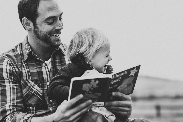 Οι μπαμπάδες του Σαββατοκύριακου έχουν παιδιά του Σαββατοκύριακου