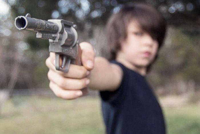 Ζούμε σε μια χώρα που σε κάποια μέρη τα αγόρια γίνονται άνδρες πυροβολώντας