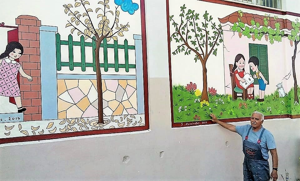 Ένας υπέροχος παππούς ζωγραφίζει το παλιό αλφαβητάρι σε ένα σχολείο