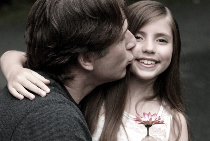 Η επιστήμη εξηγεί γιατί οι μπαμπάδες «λιώνουν» για τις κόρες τους