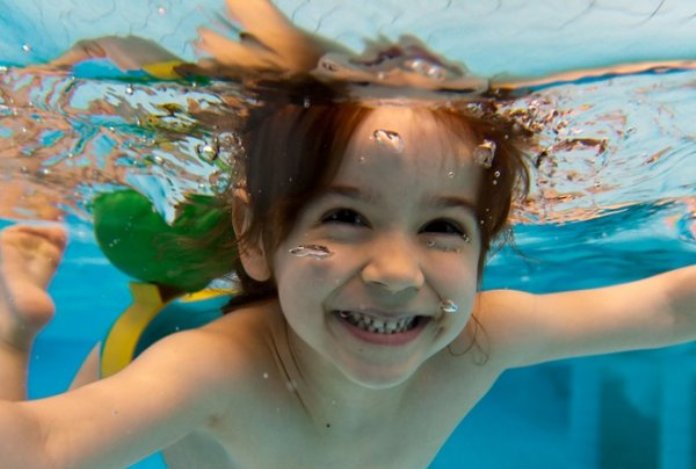 5 λόγοι που με έπεισαν να γράψω το παιδί μου στο κολυμβητήριο