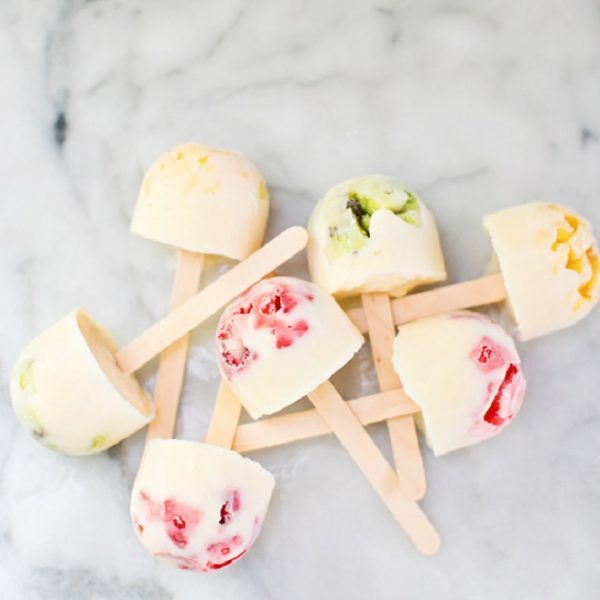 Εύκολα παγωτίνια γιαουρτιού με φρέσκα φρούτα