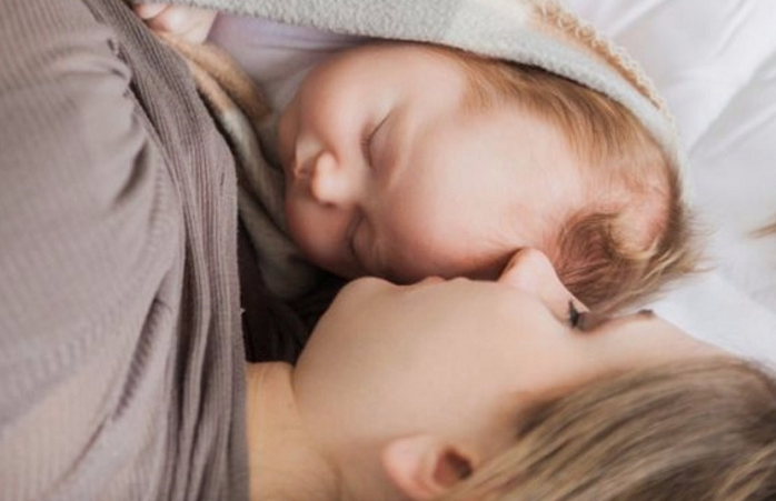 Kοιμάμαι στο ίδιο κρεβάτι με το παιδί μου - 8 πράγματα που έμαθα απ' αυτό