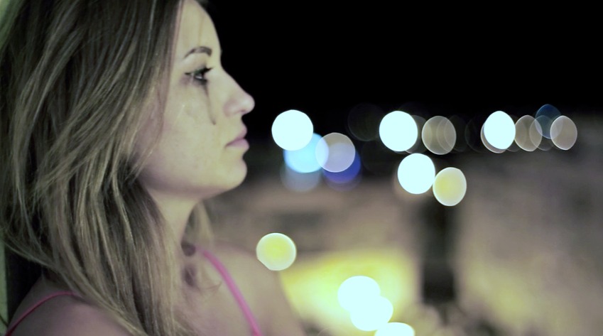 "Μα κι αυτή γιατί κάθεται;" - δεν βοηθάει να κουνάμε το δάχτυλο στη γυναίκα - θύμα