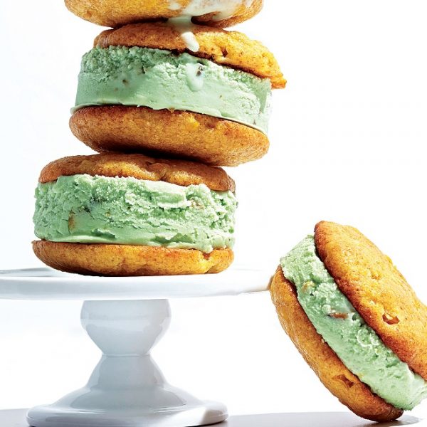 Σάντουιτς με παγωτό φυστίκι και μπισκότα καλαμποκιού