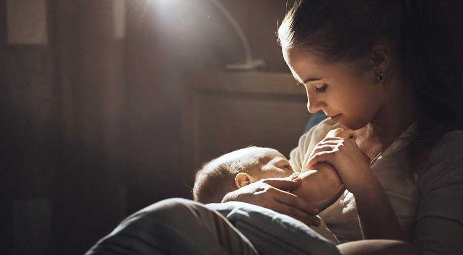 Πώς μια φωτογραφία δημόσιου θηλασμού έφερε την παρέμβαση του υπουργού Υγείας