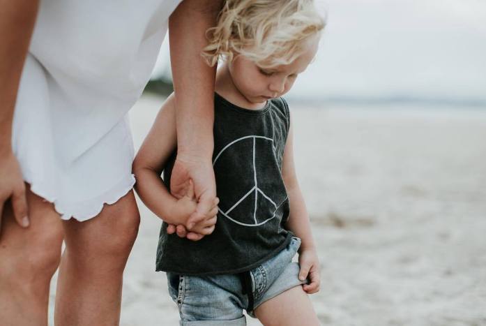 4 πράγματα που κάνεις στην παραλία όταν είσαι γονιός - και σε όποιον αρέσουν