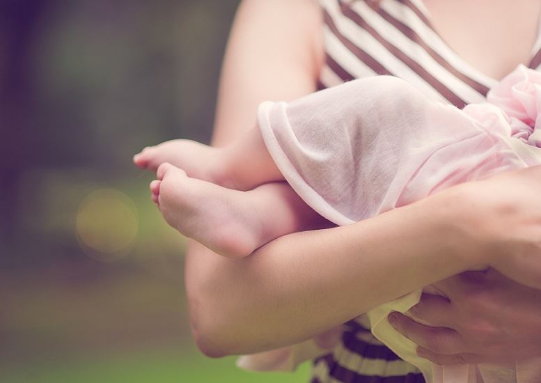 Δεν επιτρέπεται να χωρίζονται οι μαμάδες σε στρατόπεδα για τον θηλασμό