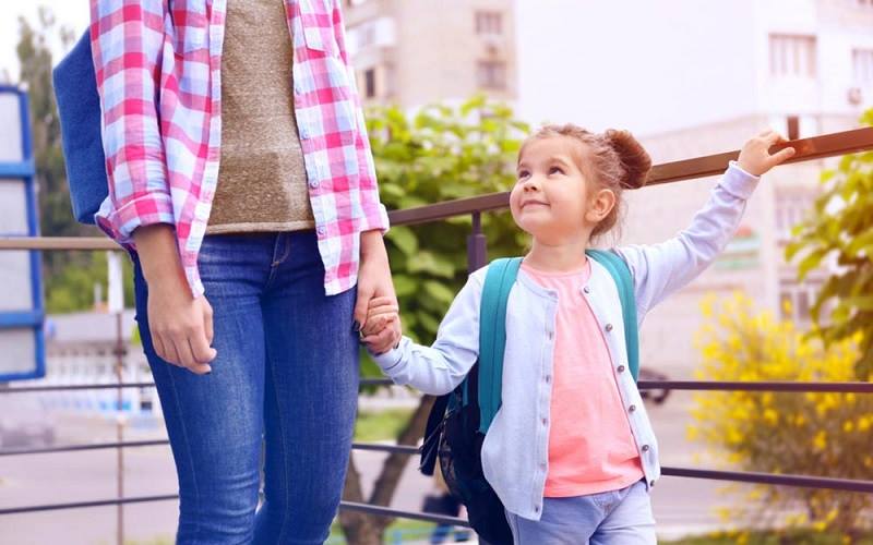 5 πράγματα που πρέπει να σταματήσουμε να κάνουμε οι γονείς τη φετινή σχολική χρονιά