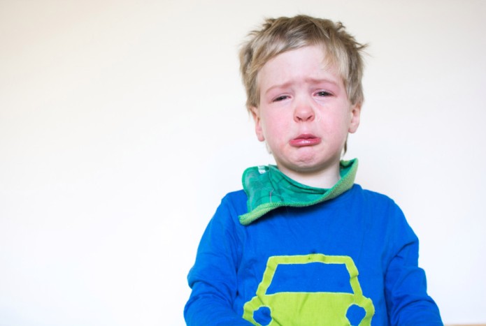 27 φράσεις που μπορείτε να πείτε στο παιδί αντί για το «σταμάτα να κλαις»