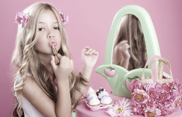 Μια αγορά που πουλάει γόβες και τάνγκα για προέφηβες