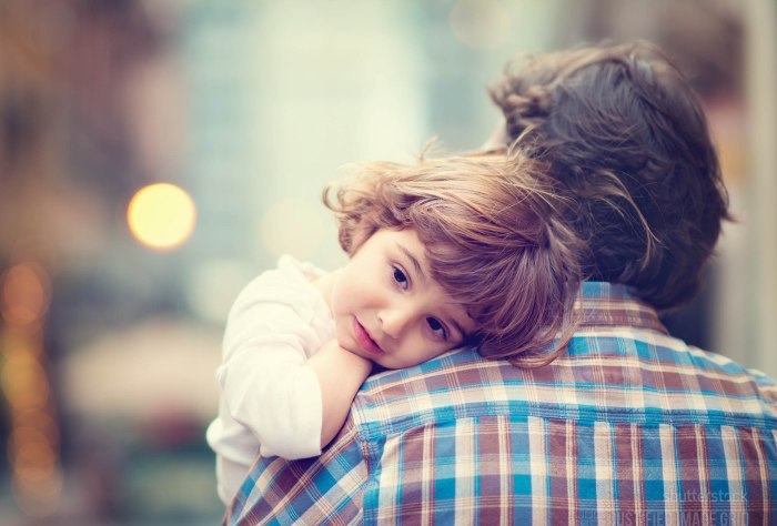 Ας μην μπερδευόμαστε. Ο πατέρας είναι πατέρας. Όχι μια "βοηθητική μητέρα"