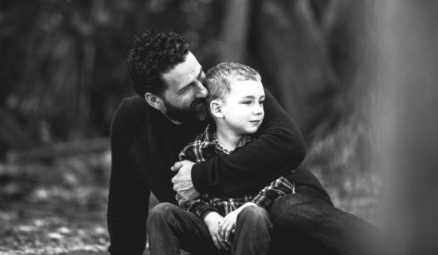 «Δεν είσαι κακό παιδί, έκανες αυτό που θεώρησες σωστό τη δεδομένη στιγμή»- Ο πατέρας που έδειξε στο TikTok πώς πρέπει να παρηγορούμε ένα παιδί