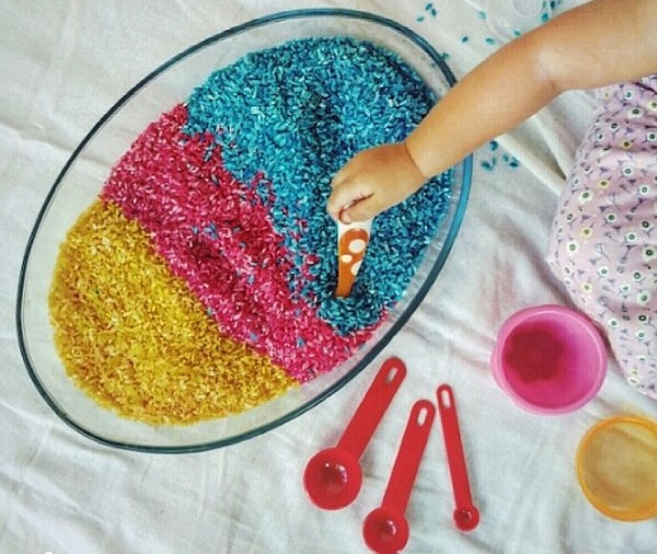 Παιχνίδι με το παιδί: Τι είναι τα αισθητηριακά κουτιά και πως θα φτιάξεις τα δικά σου