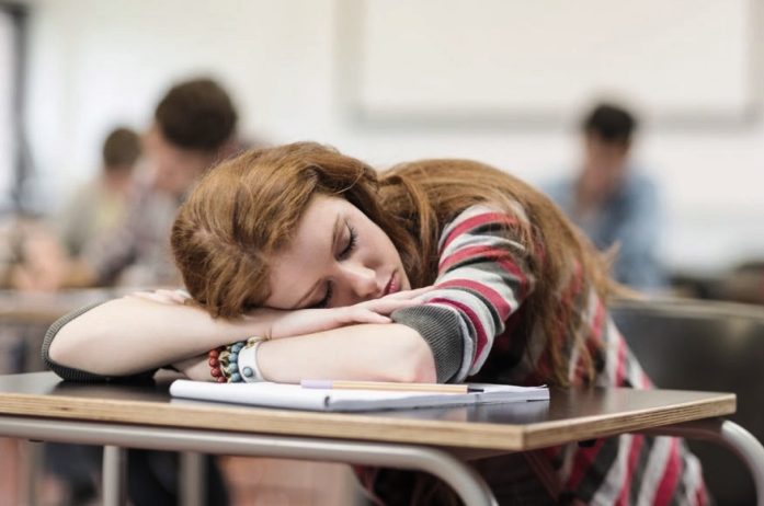 Οι έφηβοι πρέπει να πηγαίνουν σχολείο μετά τις 10 το πρωί!