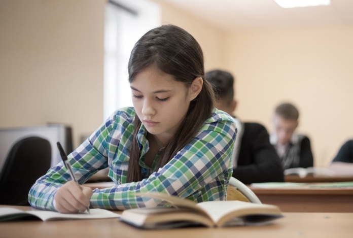 Αν ένα παιδί ζωγραφίζει την ώρα του μαθήματος, δεν σημαίνει πάντα ότι χαζεύει