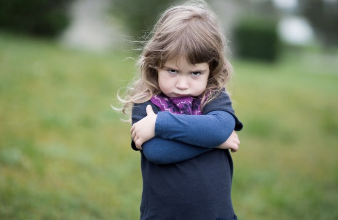 4 πράγματα που κάνει το παιδί μου και θέλω να χτυπήσω το κεφάλι μου στον τοίχο
