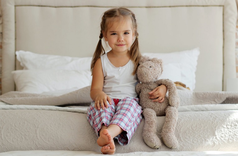 Αν το παιδί σας θέλει να κοιμηθεί πιο αργά, η επιστήμη λέει, αφήστε το