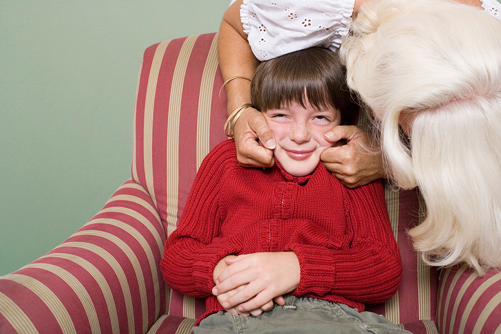 Το παιδί δεν χρωστάει σε κανέναν αγκαλιά. Ούτε καν στις γιορτές