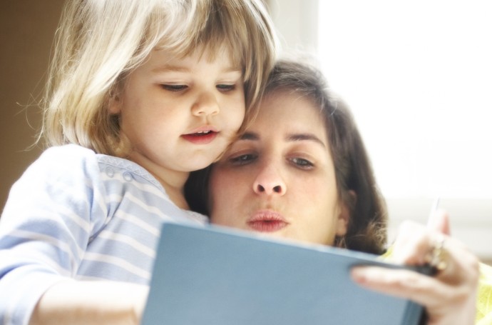 12 πράγματα που είναι καλό το παιδί σου να σε βλέπει να κάνεις