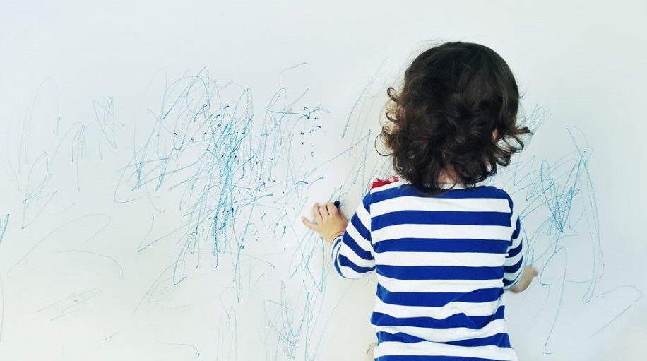 Αυτοί οι γονείς είχαν την καλύτερη αντίδραση όταν το παιδί τους ζωγράφισε στον τοίχο του σπιτιού