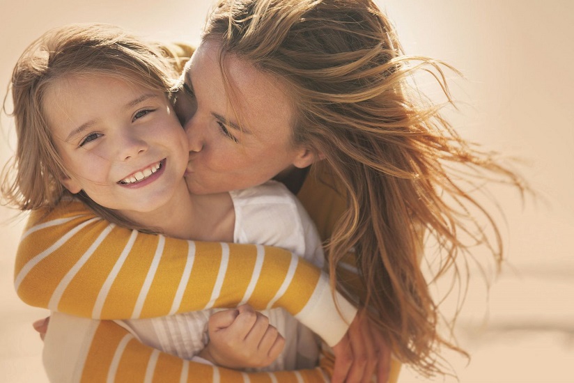 5 τεκμηριωμένοι λόγοι για να αγκαλιάζετε τα παιδιά σας πιο συχνά