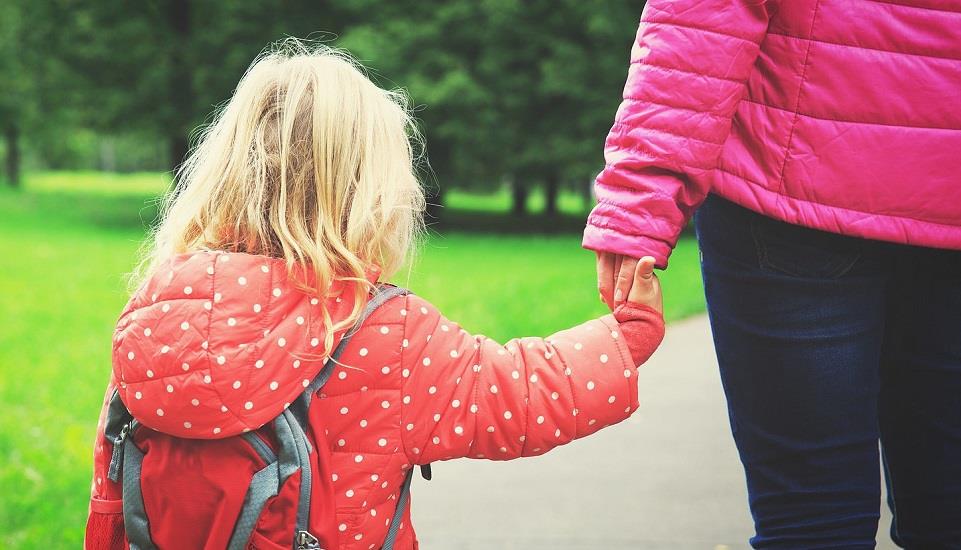 Γιατί οι γονείς σέρνουν τα παιδιά τους από τη μία δραστηριότητα στην άλλη;